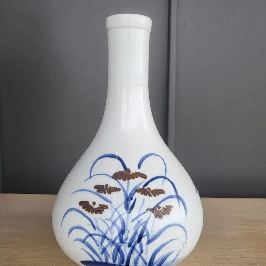 [BUNJANG] Korean Celadon Porcelain Vase with Orchid Pattern / 난무늬청화백자주병