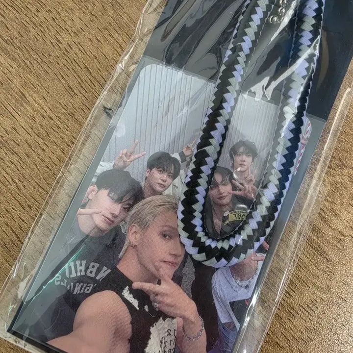 [BUNJANG] ATEEZ In:U Concert MD Lightstick Strap with Photocard / 에이티즈 인유판콘 MD 응원봉스트랩 포카포함