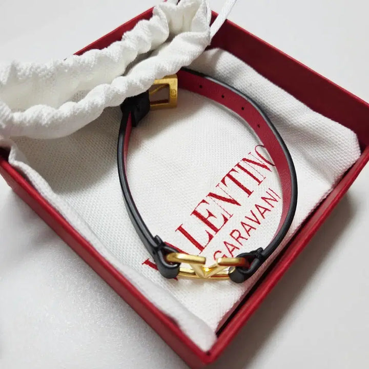 [BUNJANG] Valentino Garavani VLogo Bracelet / 발렌티노 가라바니 v로고 브레이슬릿 팔찌