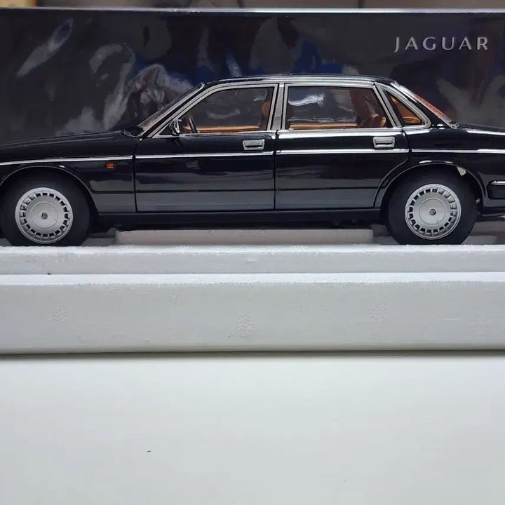 [BUNJANG] Almost Real 1:18 Jaguar XJ6 XJ40 Black Limited Edition Diecast / 1:18 올모스트리얼 재규어 XJ6 XJ40 블랙 한정판 다이캐스트