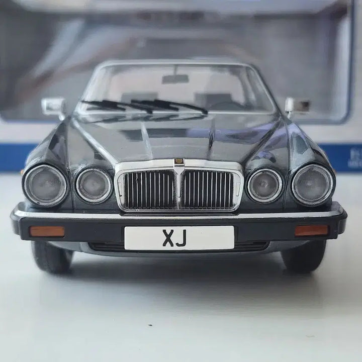 [BUNJANG] MCG 1:18 Jaguar XJ6 Series 3 Diecast Model - Grey / 1:18 MCG 재규어 XJ6 Series3 그레이 다이캐스트