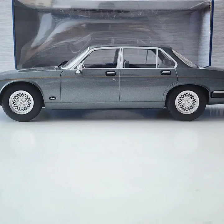 [BUNJANG] MCG 1:18 Jaguar XJ6 Series 3 Diecast Model - Grey / 1:18 MCG 재규어 XJ6 Series3 그레이 다이캐스트