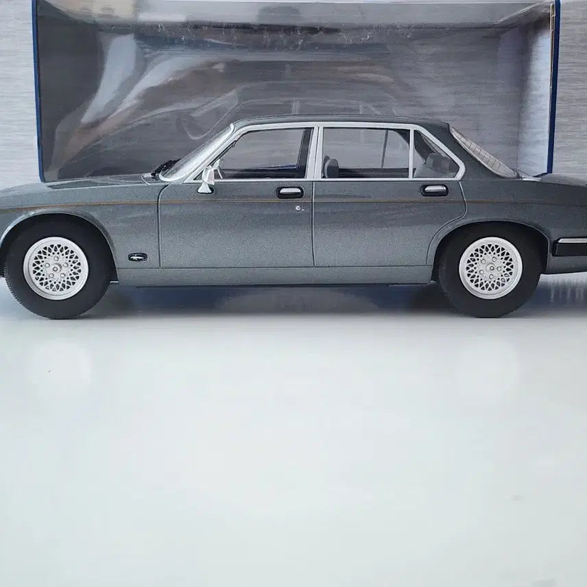 [BUNJANG] MCG 1:18 Jaguar XJ6 Series 3 Diecast Model - Grey / 1:18 MCG 재규어 XJ6 Series3 그레이 다이캐스트