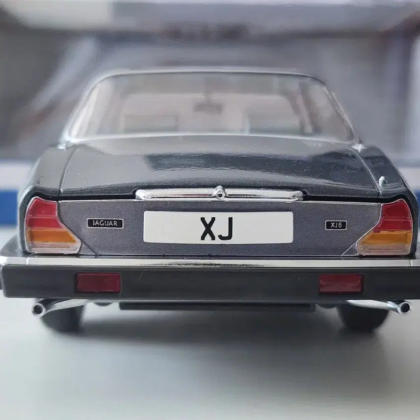 [BUNJANG] MCG 1:18 Jaguar XJ6 Series 3 Diecast Model - Grey / 1:18 MCG 재규어 XJ6 Series3 그레이 다이캐스트