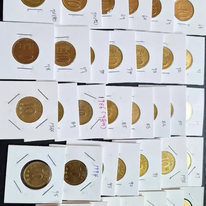 [BUNJANG] Vintage 10 Won Coin Collection (1966-2006) / 1966년~2006년 구형 10원 동전 연도별 줄세우기