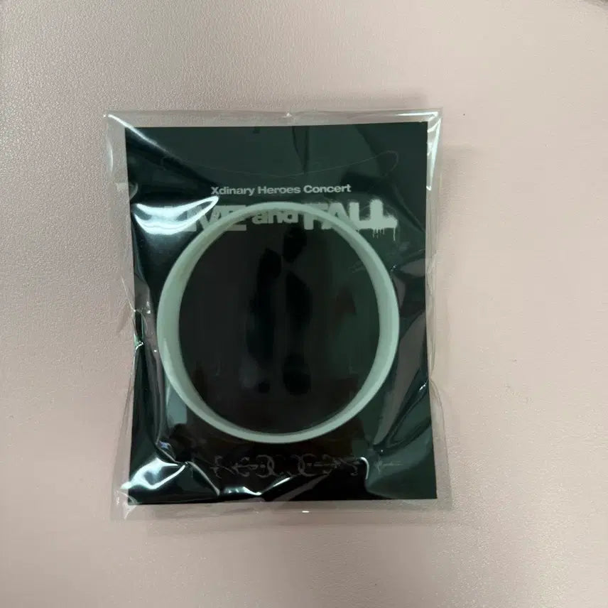 [BUNJANG] XDINARY HEROES Jungsu Silicone Bracelet (Lip &amp; Poll) / 엑스디너리히어로즈 엑디즈 립앤폴 정수 실리콘 팔찌 양도