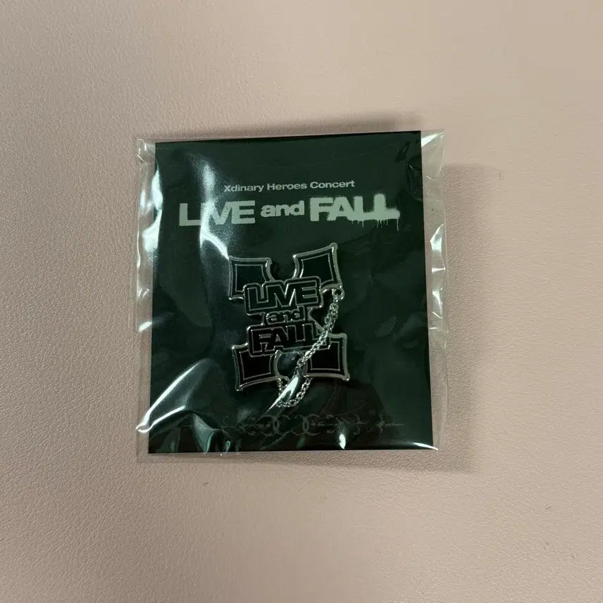 [BUNJANG] Xdinary Heroes XHeres Concert Lip &amp; Pull Badge / 엑스디너리히어로즈 엑디즈 립앤폴 콘서트 뱃지 양도