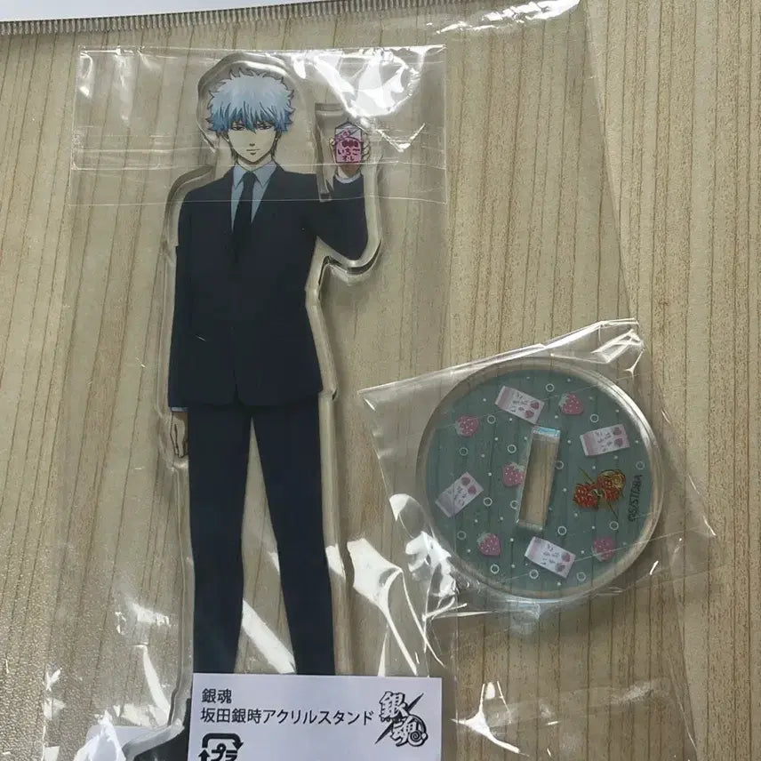 [BUNJANG] Gintoki Strawberry Milk Suit Acrylic Stand / 긴토키 딸기우유 정장아크릴