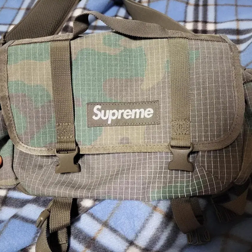 [BUNJANG] Supreme Mini Camo Woodland Duffle Bag Crossbody / 슈프림 미니 카모 우드랜드 더플백 크로스백