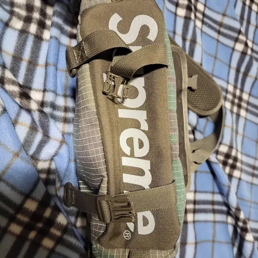 [BUNJANG] Supreme Mini Camo Woodland Duffle Bag Crossbody / 슈프림 미니 카모 우드랜드 더플백 크로스백