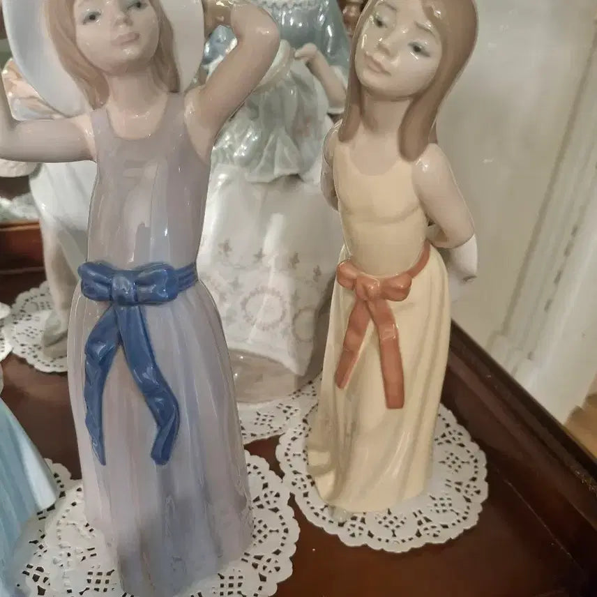 [BUNJANG] Lladro Spanish Porcelain Figurine (Girl with Hat) / 스페인   야드로 (모자들고 있는   소녀)