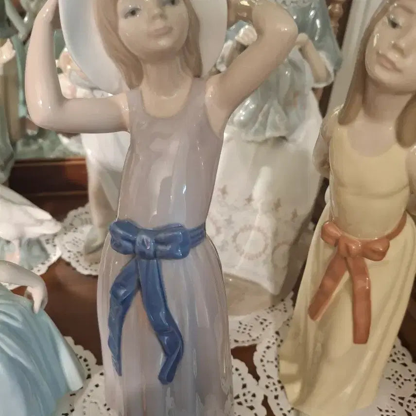 [BUNJANG] Lladro Spanish Porcelain Figurine (Girl with Hat) / 스페인   야드로 (모자들고 있는   소녀)