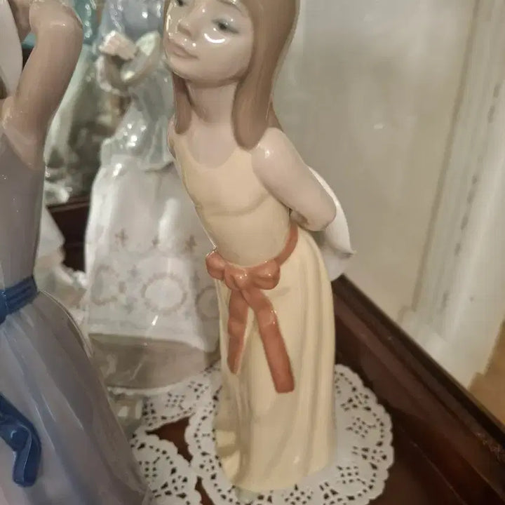 [BUNJANG] Lladro Spanish Porcelain Figurine (Girl with Hat) / 스페인   야드로 (모자들고 있는   소녀)