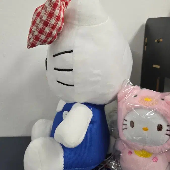 [BUNJANG] Hello Kitty Medium Plush Doll + 3 Keyrings / 헬로키티 중형 봉제인형+키링3종