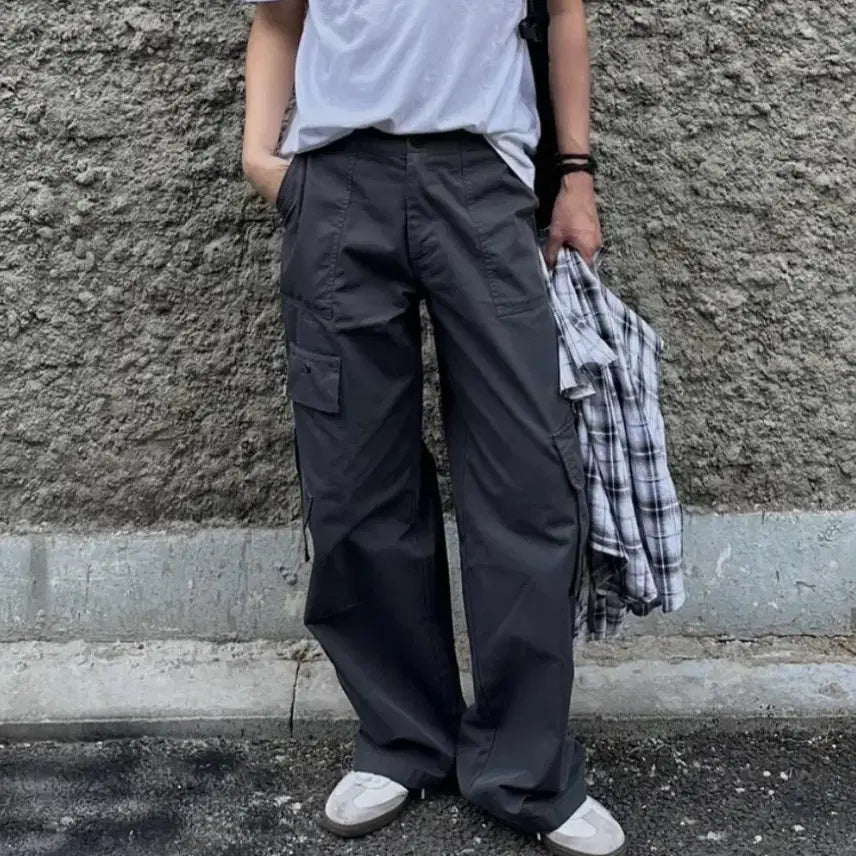 [BUNJANG] Leathery Flap Cargo Pants [Dark Grey] / 레더리 플랩 카고 팬츠 [DARK GREY]