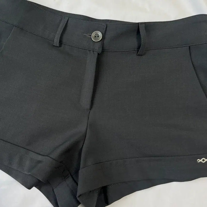 [BUNJANG] Magoren Seoul Tailored Mini Shorts Charcoal / 매고렌 서울 메탈 트라이클립스 테일러드 미니 쇼츠 챠콜 반바지 무신사