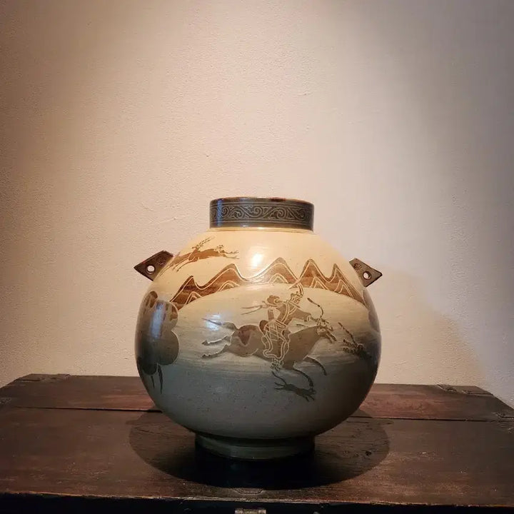 [BUNJANG] Buncheong Two-Handled Vase with Hunting Motif / 고풍스러운 오브제] 분청양이호수렵도 문호 - 공간의 품격을 높이는 예술적