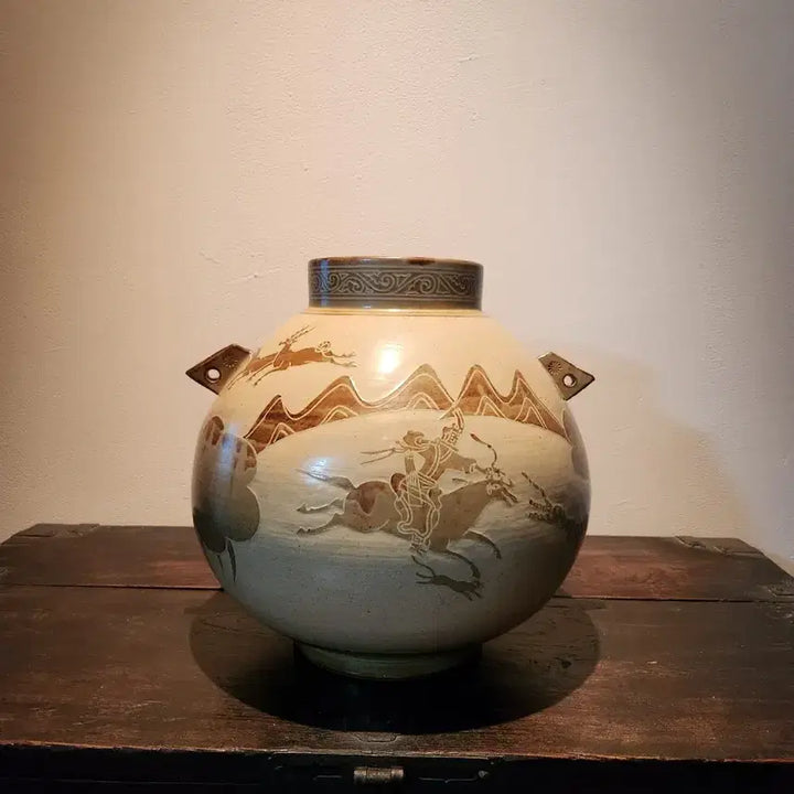 [BUNJANG] Buncheong Two-Handled Vase with Hunting Motif / 고풍스러운 오브제] 분청양이호수렵도 문호 - 공간의 품격을 높이는 예술적