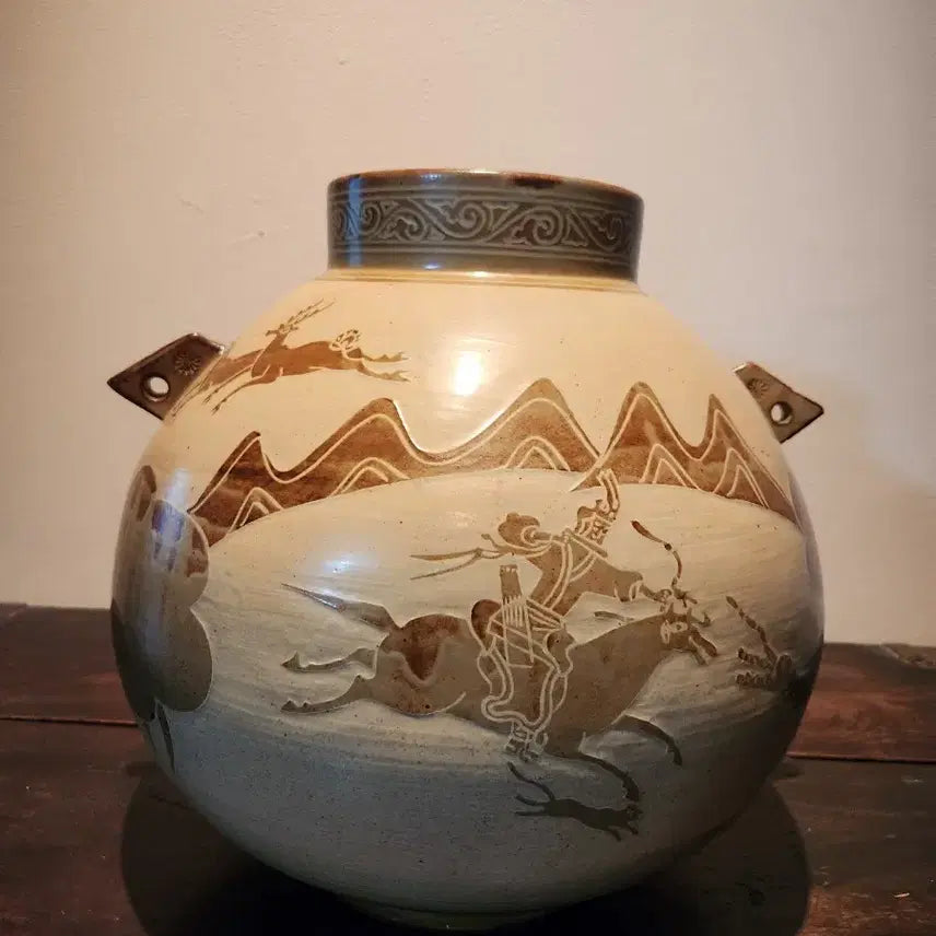 [BUNJANG] Buncheong Two-Handled Vase with Hunting Motif / 고풍스러운 오브제] 분청양이호수렵도 문호 - 공간의 품격을 높이는 예술적