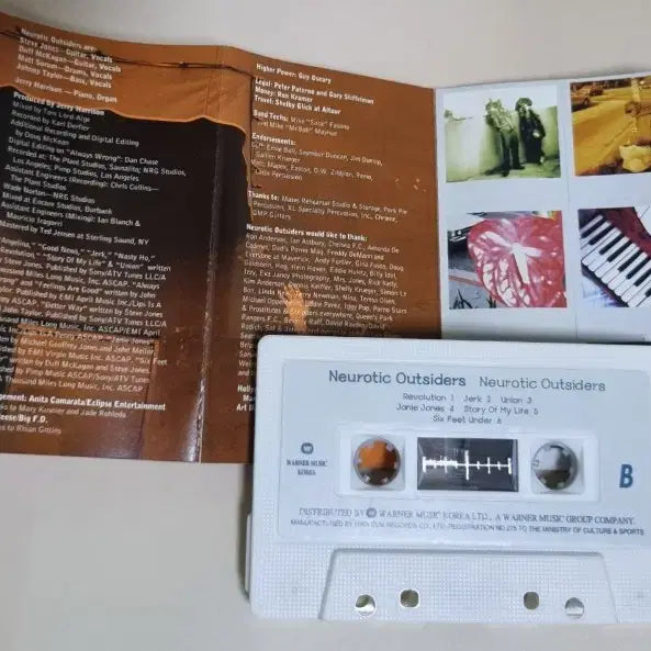 [BUNJANG] Neurotic Outsiders Cassette Tape / 뉴로틱 아웃사이더스 (카세트테이프)