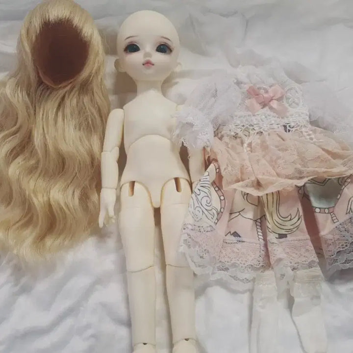 [BUNJANG] Ball-Jointed Doll (BJD) with Default Outfit Set, Silver Wig, and Two ABS HyuGoo Dolls / 구체관절인형