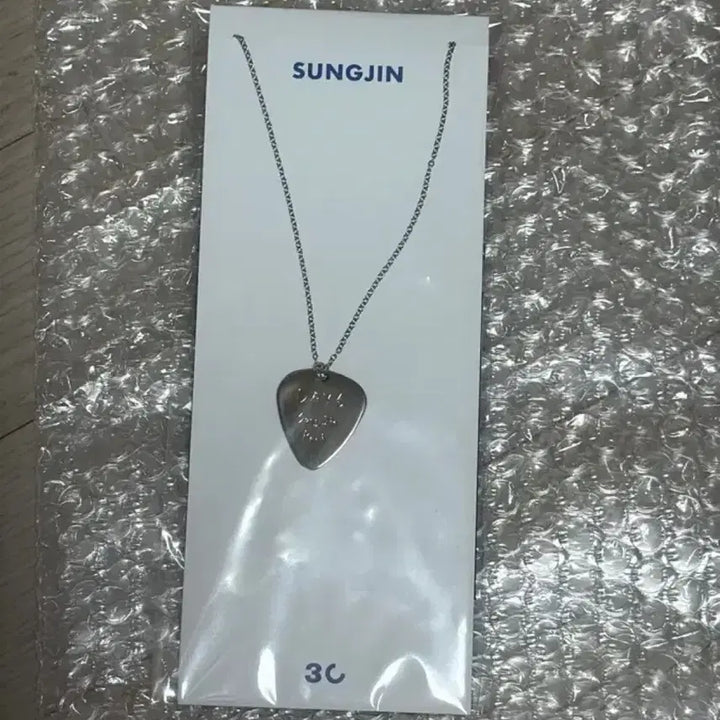 [SOLD OUT] 미개봉) 데이식스 성진 서른 기타 피크 목걸이