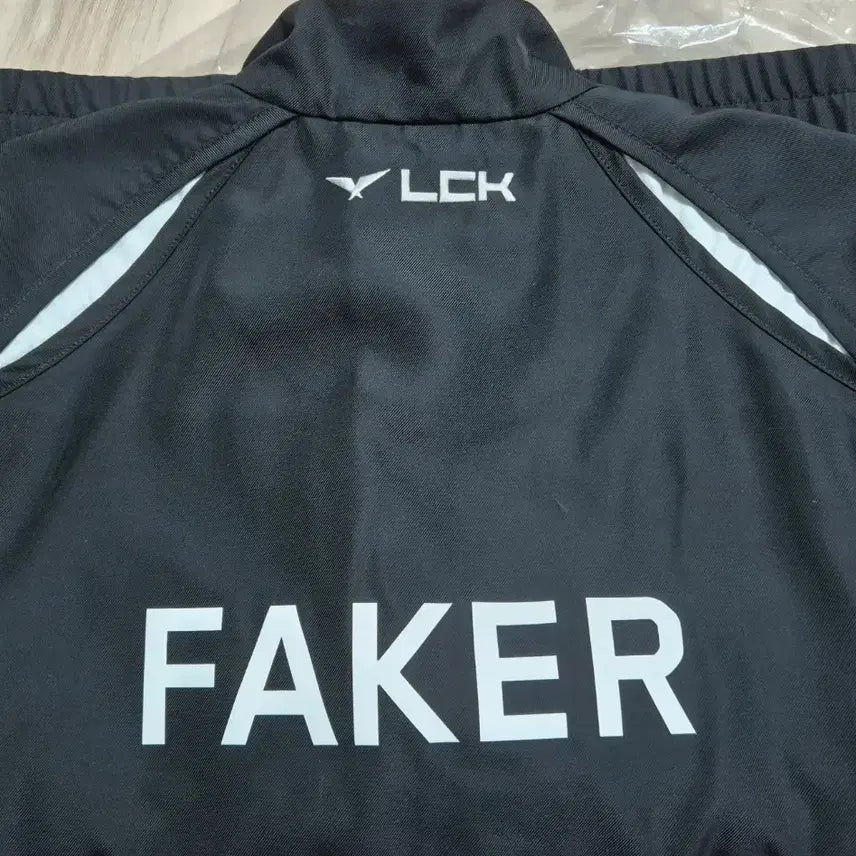 [BUNJANG] T1 Faker Signed 2026 Uniform Jacket (Size S) / 2026 T1 티원 유니폼 자켓 페이커 faker 마킹 s 사이즈 판매