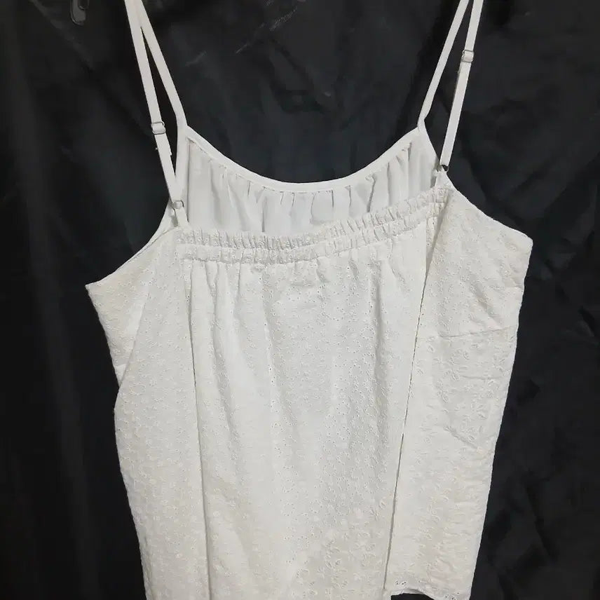 [BUNJANG] Kang Jemae White Eyelet Punch Blouse / 강자매 화이트 아일렛 펀칭 블라우스