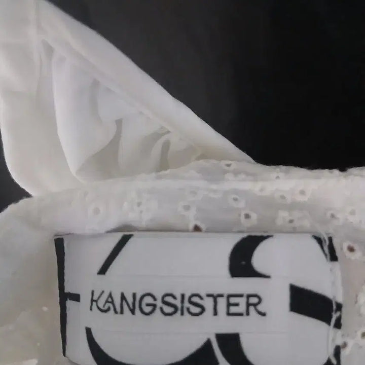 [BUNJANG] Kang Jemae White Eyelet Punch Blouse / 강자매 화이트 아일렛 펀칭 블라우스