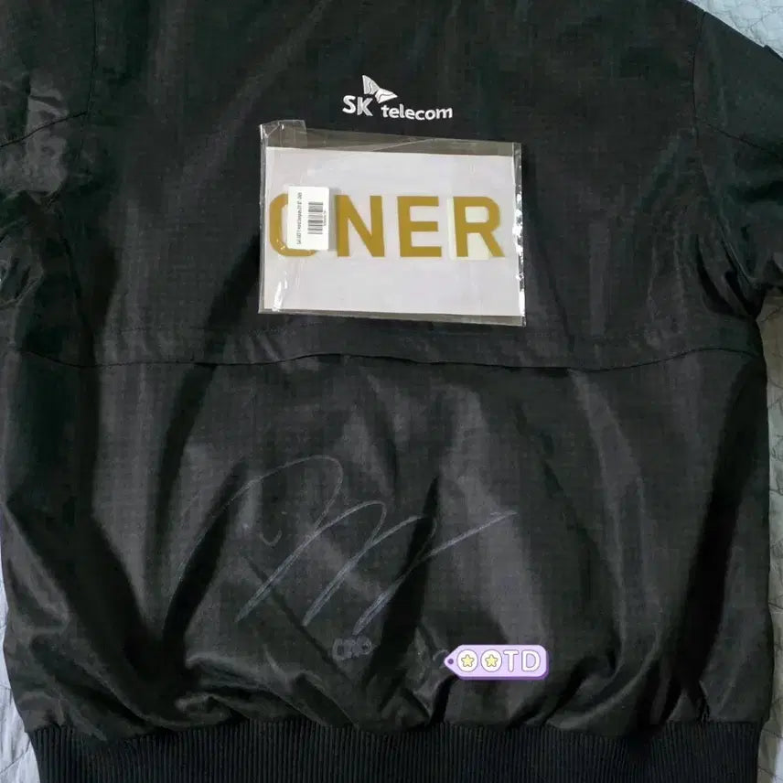 [BUNJANG] T1 Oner Autographed 2025 Worlds Unform Jacket XL with Gold Marking / T1 오너 친필싸인 2025월즈 유니폼 자켓 XL+금색 마킹지 oner