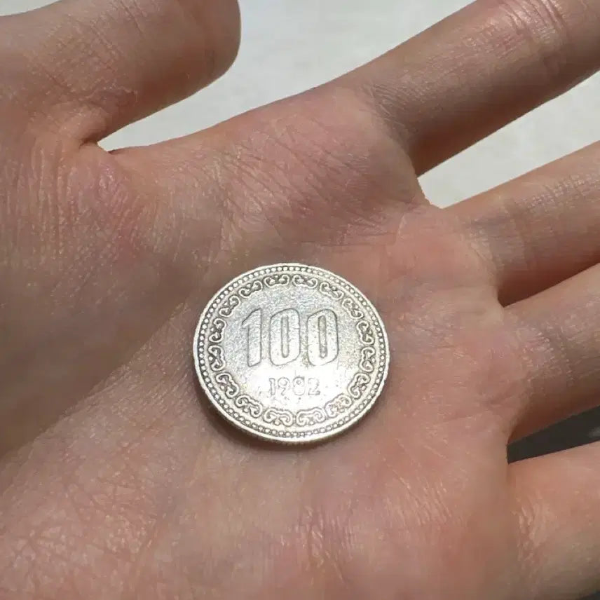 [BUNJANG] 1982 Rare 100 Won Coin / 1982년 100원 희귀동전