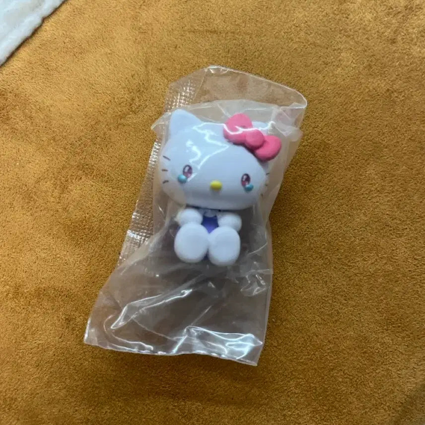 [BUNJANG] Sanrio Gacha Crybaby Series Figure - Kitty / 산리오 가챠 울먹시리즈 피규어 키티 울보