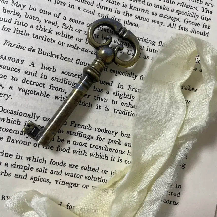 [BUNJANG] Antique Brass Skeleton Key with Lace String / 엔틱 빈티지 열쇠(레이스끈포함)