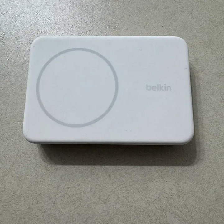 [BUNJANG] Belkin 5000mAh Wireless Charging Pad White / Belkin 벨킨 무선 충전 패드 화이트 5000mAh