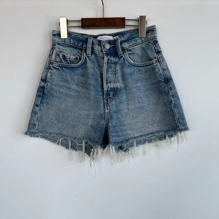 [BUNJANG] &amp; Other Stories Light Wash Cut-off Denim Shorts / &amp; Other Stories 앤아더스토리즈 연청 컷팅 데님 숏팬츠