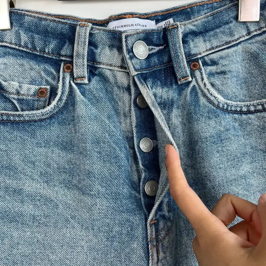 [BUNJANG] &amp; Other Stories Light Wash Cut-off Denim Shorts / &amp; Other Stories 앤아더스토리즈 연청 컷팅 데님 숏팬츠