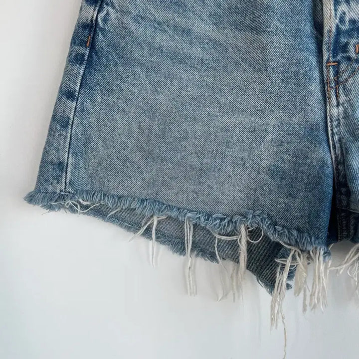 [BUNJANG] &amp; Other Stories Light Wash Cut-off Denim Shorts / &amp; Other Stories 앤아더스토리즈 연청 컷팅 데님 숏팬츠