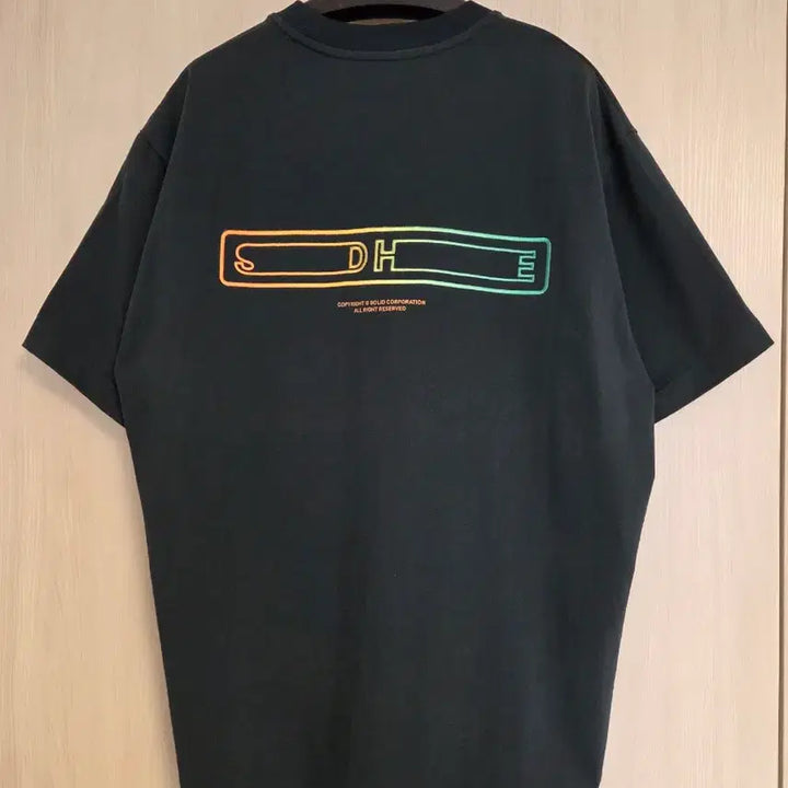 [BUNJANG] Solid Homme 23FW Gradient Embroidered Back Logo Short Sleeve T-shirt / 솔리드옴므 23FW 그라데이션 자수 백로고 반팔 티셔츠 48
