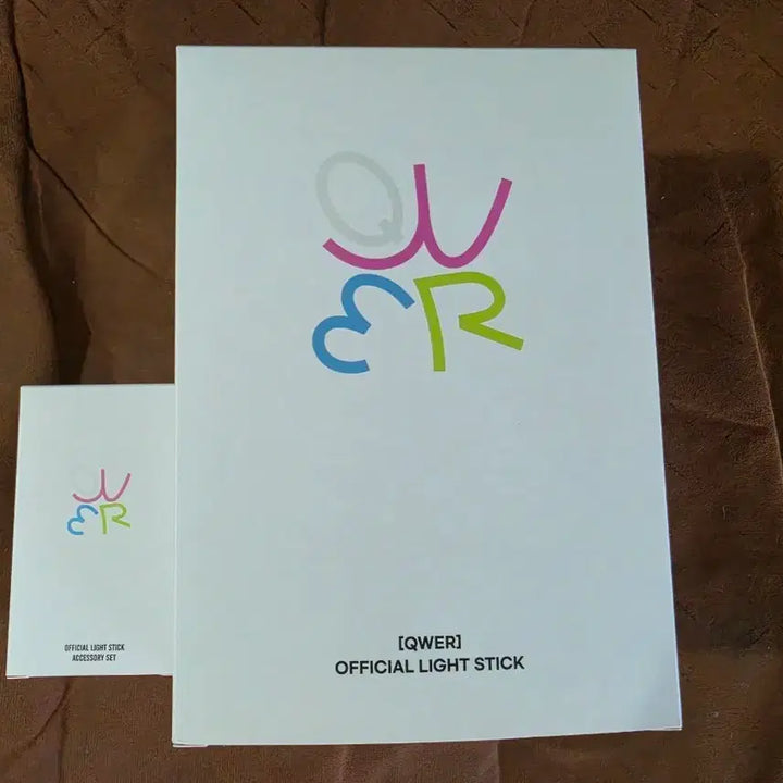 [BUNJANG] QWER Official Lightstick and Accessory Set (Sealed) / qwer응원봉 및 악세사리세트 미개봉팝니다.