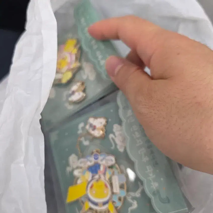 [BUNJANG] Pokemon Store Hanbok Traditional Edition Pikachu Pin Badge / 포켓몬스토어 한복 전통에디션 피카츄 핀뱃지