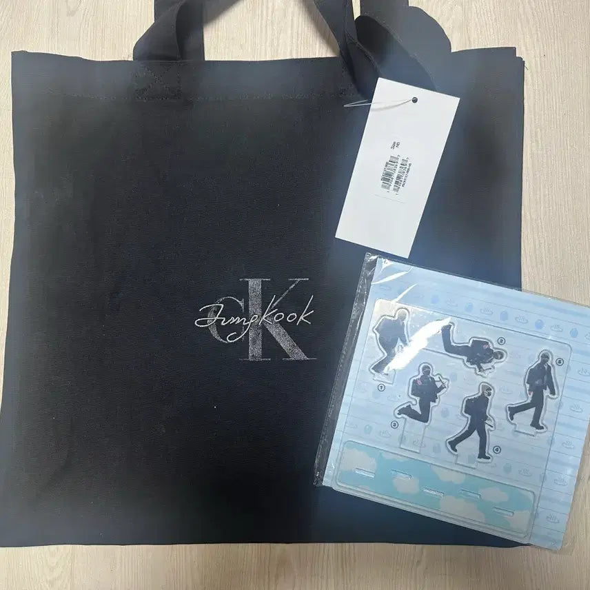 [BUNJANG] Calvin Klein x Jungkook Collaboration Limited Edition Eco Bag + Kkuksana Pop-Up Acrylic Stand / 캘빈클라인 CK 정국 콜라보 한정에코백+꾸꾸사우나 팝업 아스
