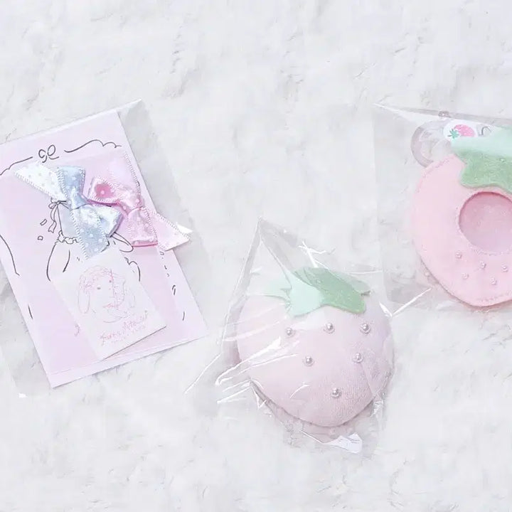 [BUNJANG] Fancy Atelier Strawberry Blanket &amp; Cushion Bundle (Strawberry), Sanrio Kitty &amp; My Melody Acrylic Keychains / 팬시아뜰리에 사토님 딸기이불 딸기쿠션 일괄