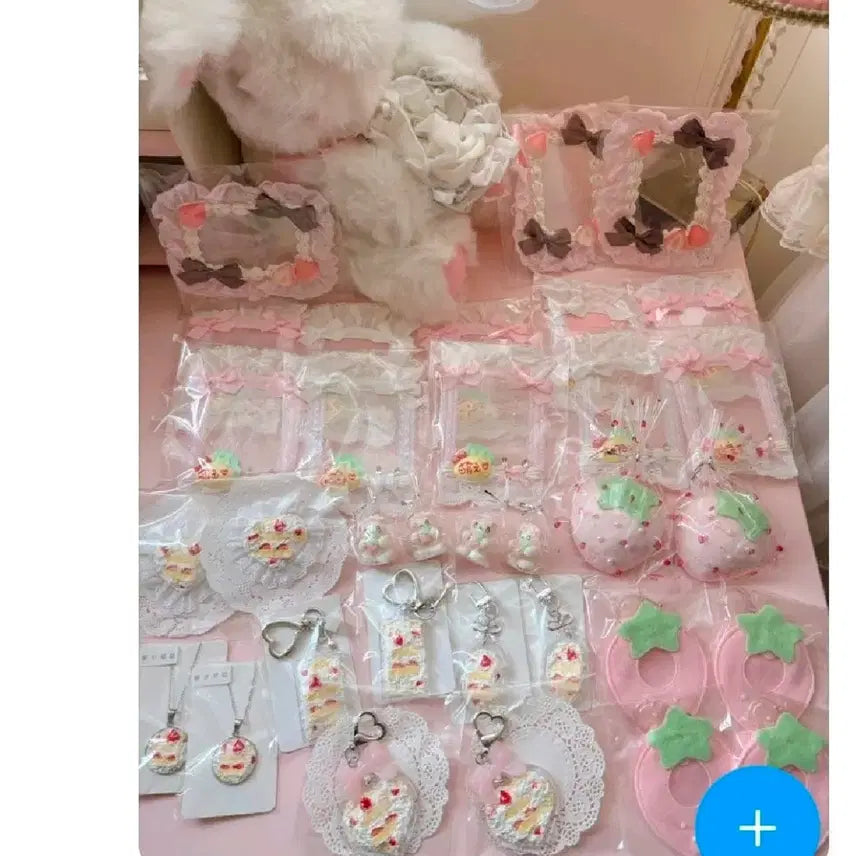 [BUNJANG] Fancy Atelier Strawberry Blanket &amp; Cushion Bundle (Strawberry), Sanrio Kitty &amp; My Melody Acrylic Keychains / 팬시아뜰리에 사토님 딸기이불 딸기쿠션 일괄