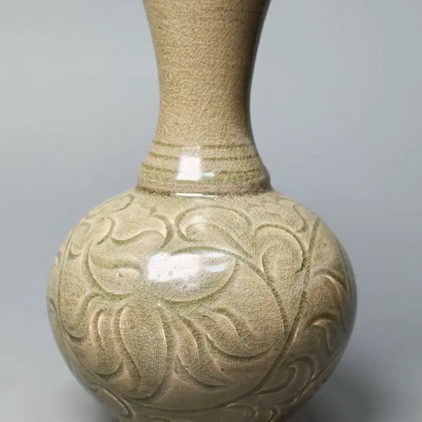 [BUNJANG] Authentic Yuzhou Ware Celadon Vase with Incised Vine Scroll Motif (Tang Dynasty to Five Dynasties) / [진품] 당대~오대 출토품 요주요과 음각 당초문 청자 병 중국도자기