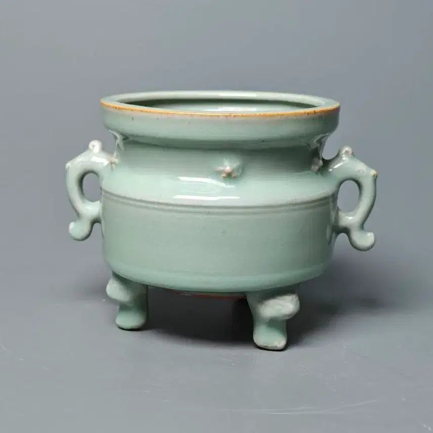 [BUNJANG] Late Ming Dynasty Yaozhou Kiln Celadon Tripod Censer with Ear Handles, Chinese Porcelain Antique / [진품] 명대 말기 요지 출토품 용천요 삼족수이형 향로 중국도자기 골동품