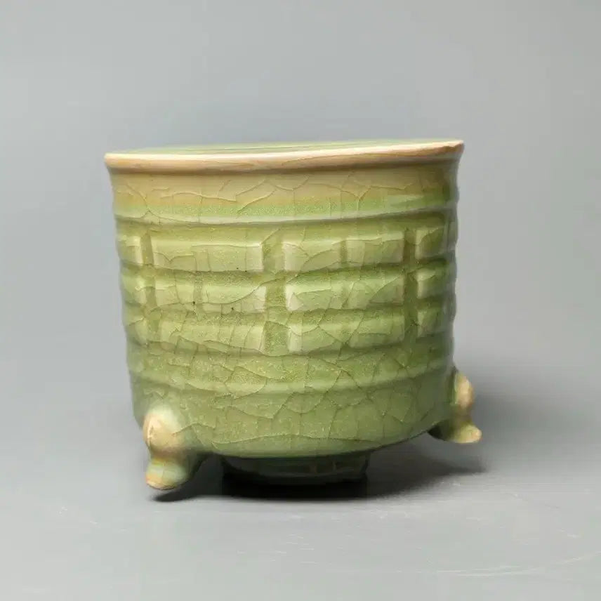 [BUNJANG] Qing Dynasty Late Period Bagua Pattern Celadon Tripod Censer Chinese Porcelain Antique Collectible / [진품] 청대 말기 팔괘문 용천요 삼족 향로 중국도자기 골동품 수집품