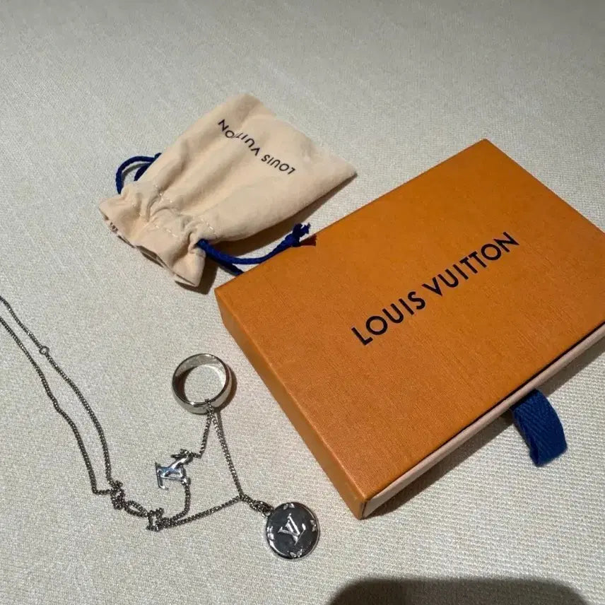 [BUNJANG] Louis Vuitton Monogram LV Logo Pendant Necklace / 루이비통 펜던트 목걸이 모노그램 LV 로고