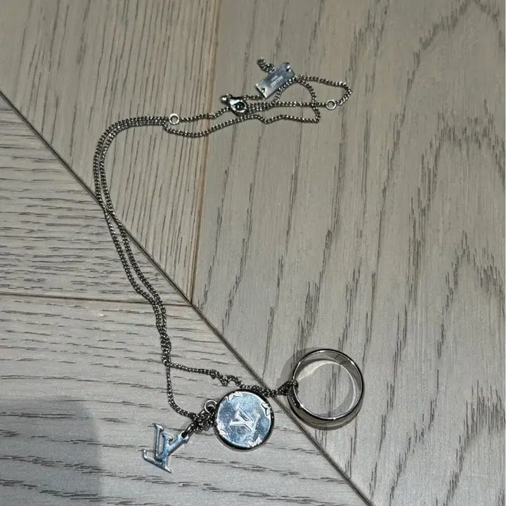 [BUNJANG] Louis Vuitton Monogram LV Logo Pendant Necklace / 루이비통 펜던트 목걸이 모노그램 LV 로고