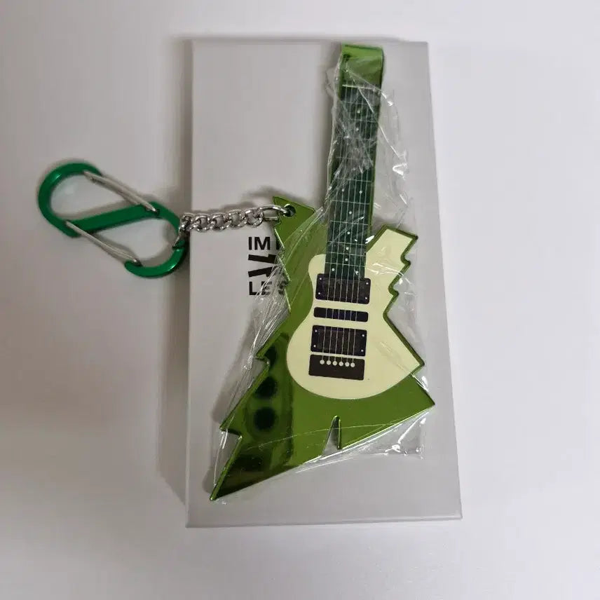 [BUNJANG] LE SSERAFIM Huh Yunjin Guitar Keychain / 르세라핌 허윤진 기타키링