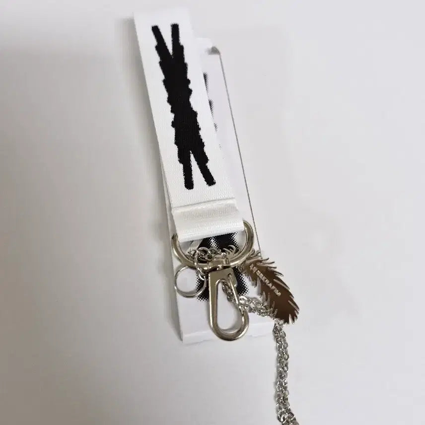 [BUNJANG] LE SSERAFIM EASY Showcase Keyring / 르세라핌 easy 쇼케이스 키링